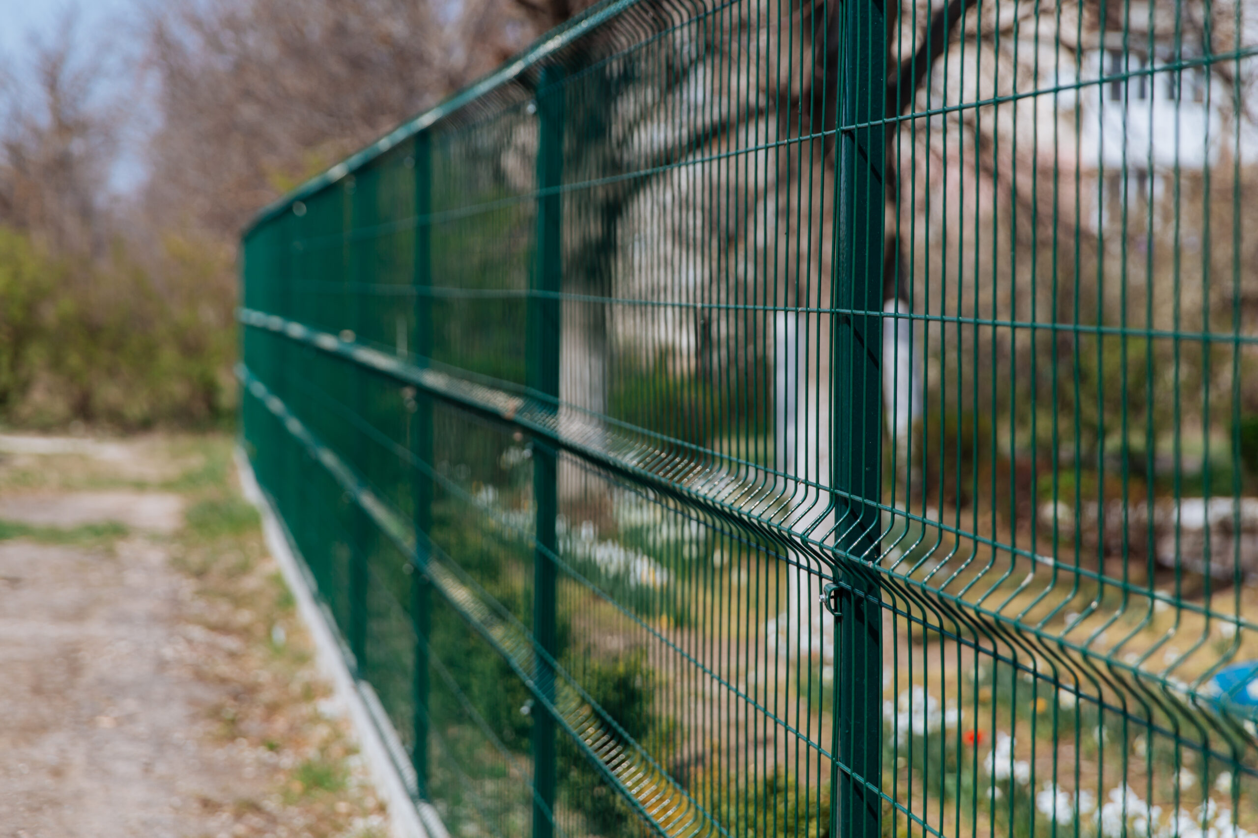 フェンスの解体は自分でできる 役割 種類 費用目安 トラブル回避方法も 解体の窓口