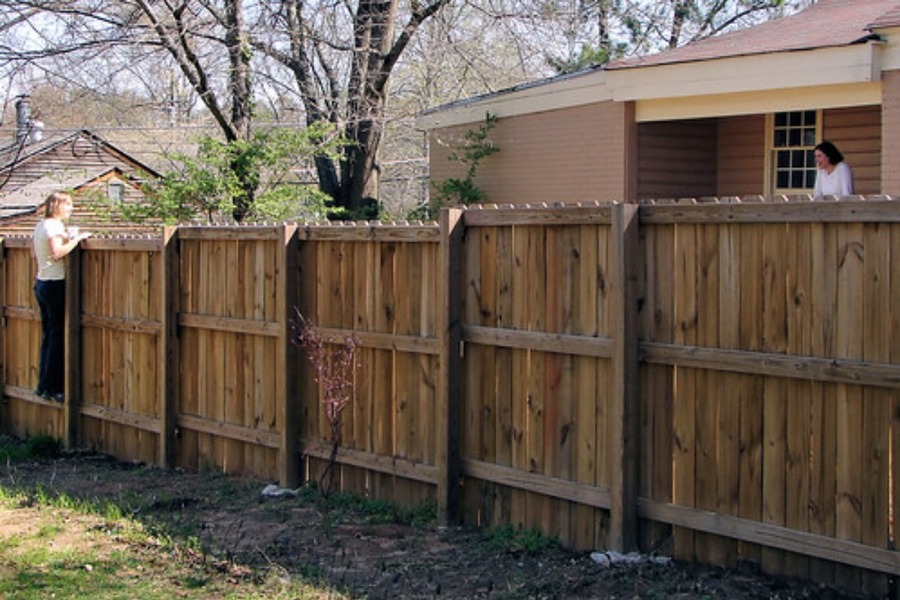 目隠しフェンスの隣家とのトラブル対策 高さや境界の注意点とは 解体の窓口